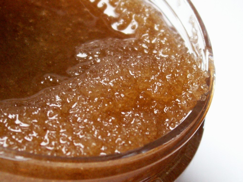 Как сделать медово-сахарный скраб для губ?